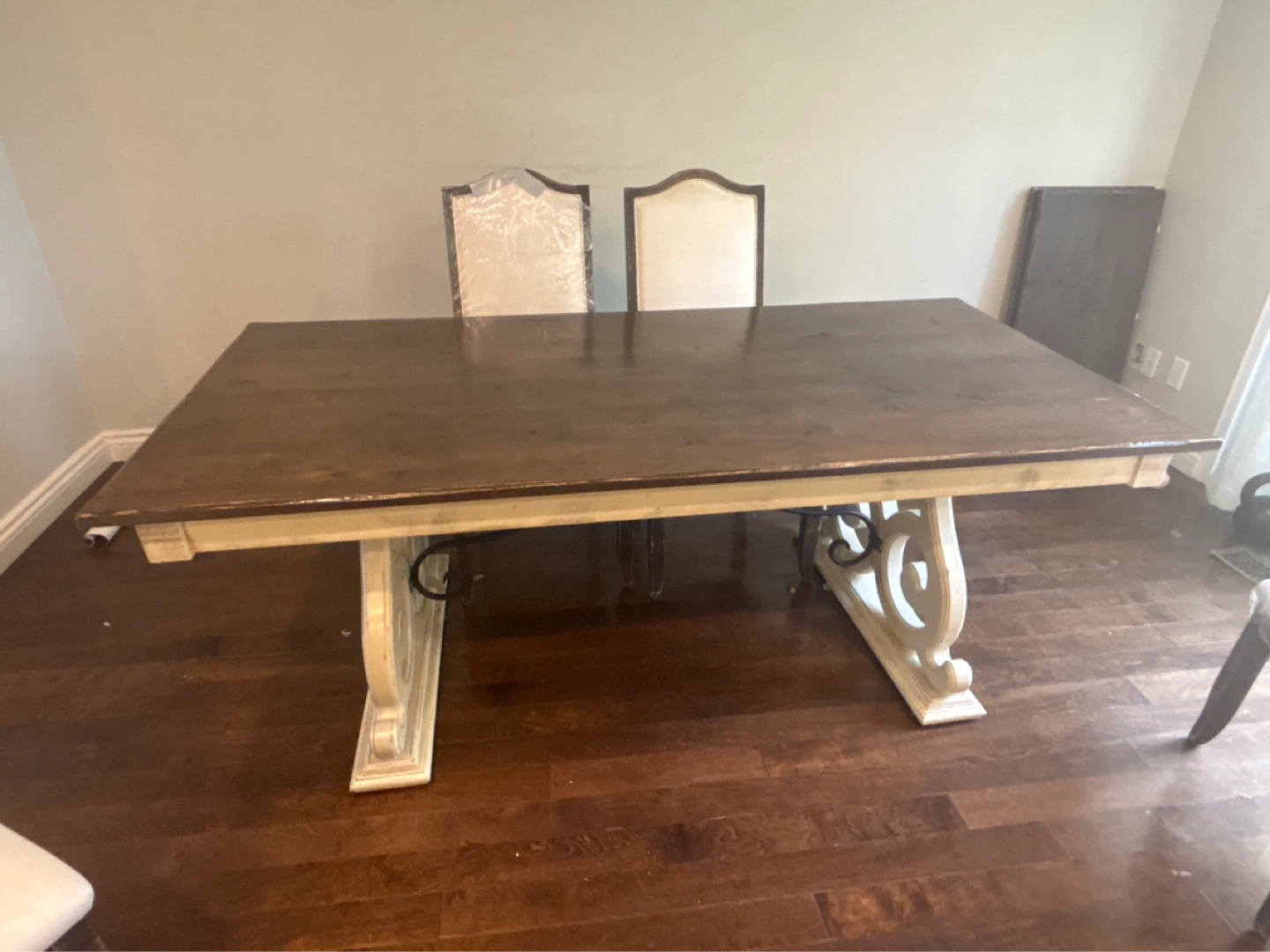 MUST GO ( moving sale )Extendable Dining Table with 4 Chairs - photo 3