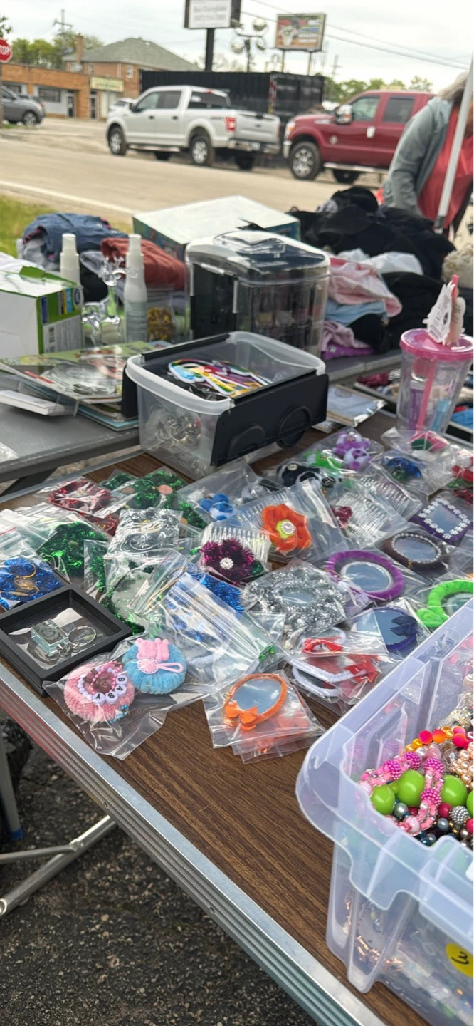 Garage sale 11241 W Grand Ave Melrose Park IL 60164 - photo 4