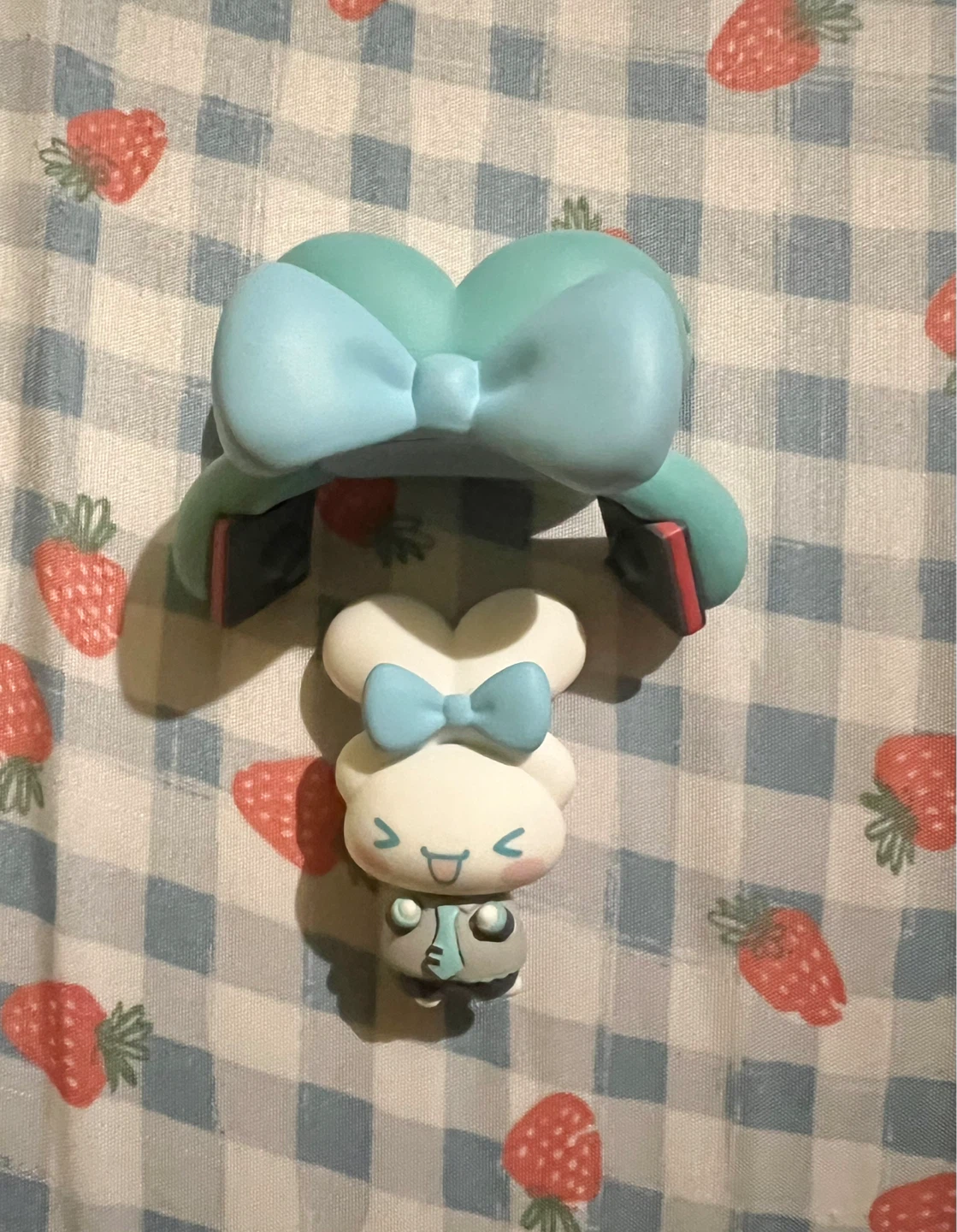 Cinnamoroll figure with Miku hair and bow