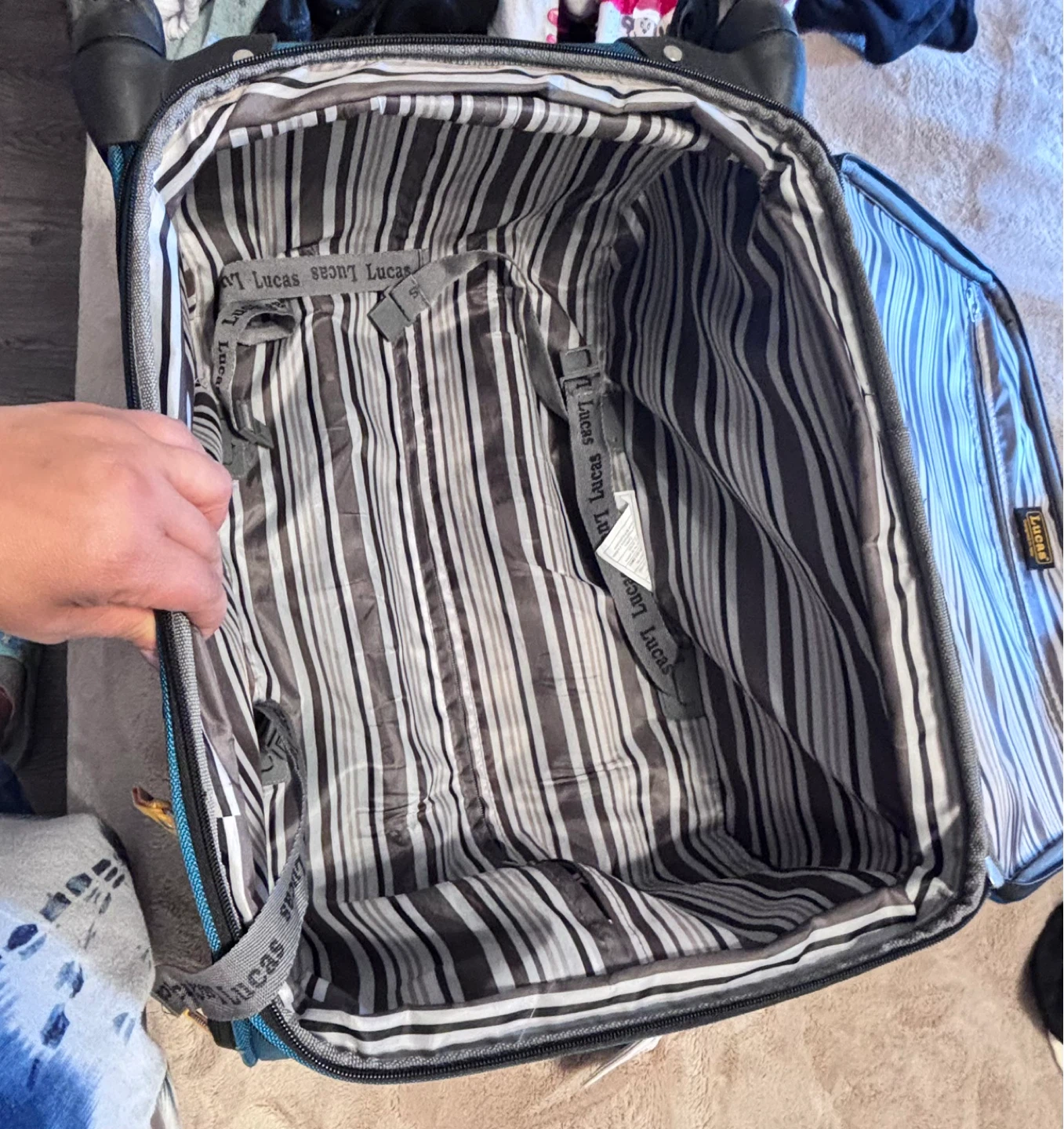Lucas "Designed in USA" Teal Rolling Suitcase - photo 5