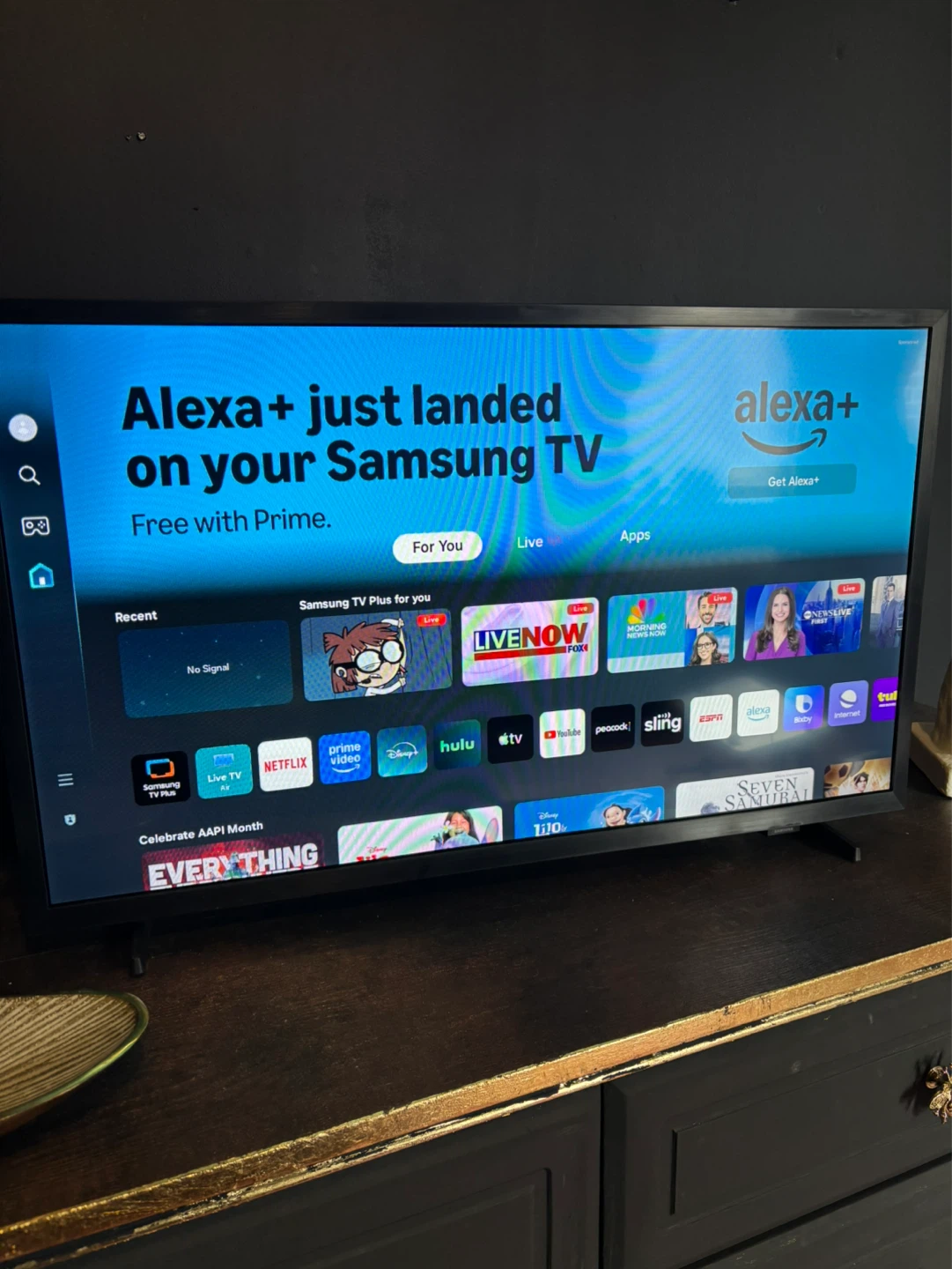 New Samsung 32” HD Smart TV - photo 2