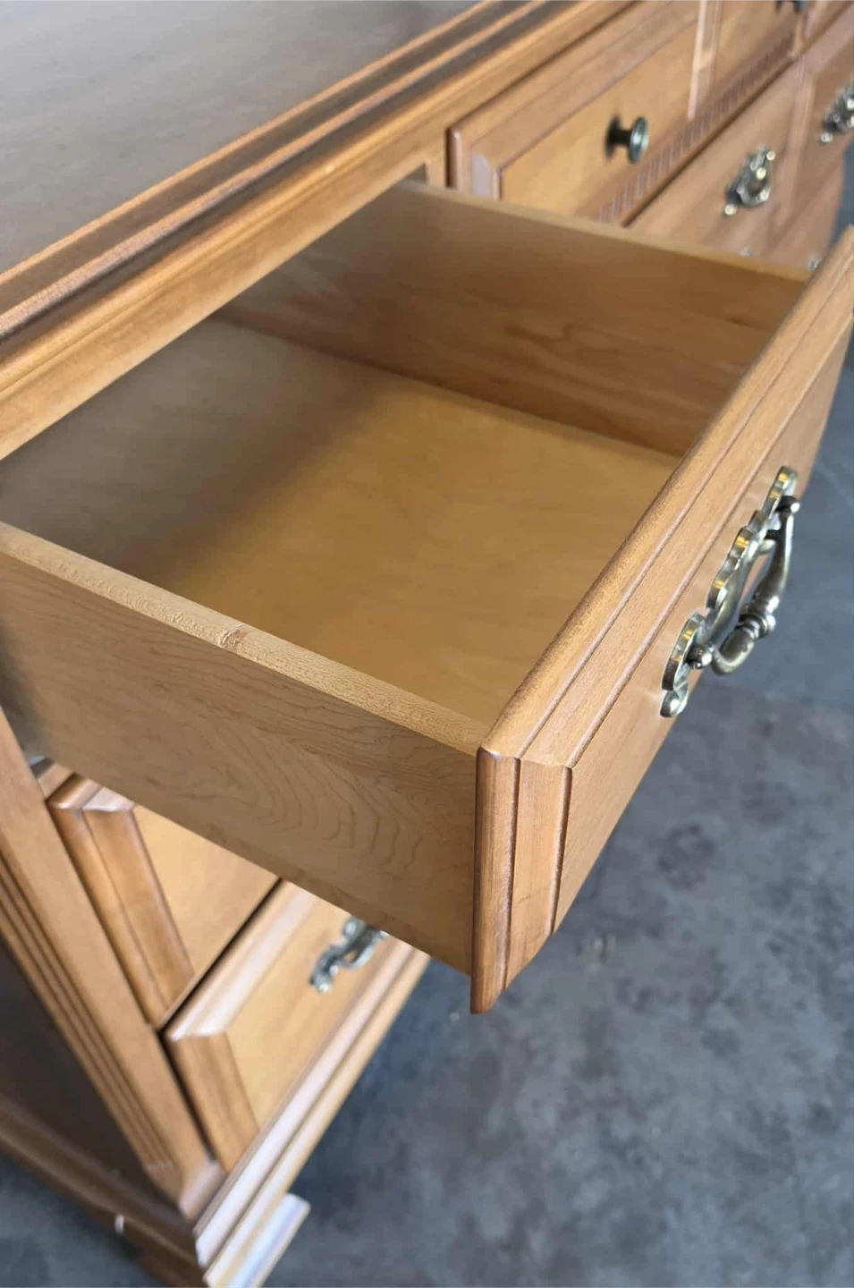 Vintage solid maple 5 drawer low boy dresser - photo 2