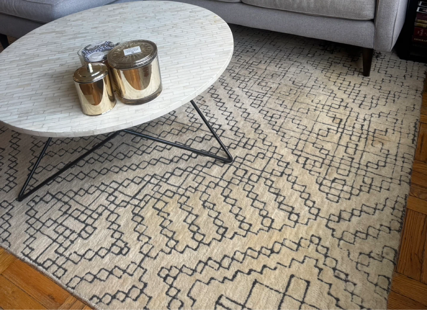 Area Rug with Geometric Pattern - photo 3