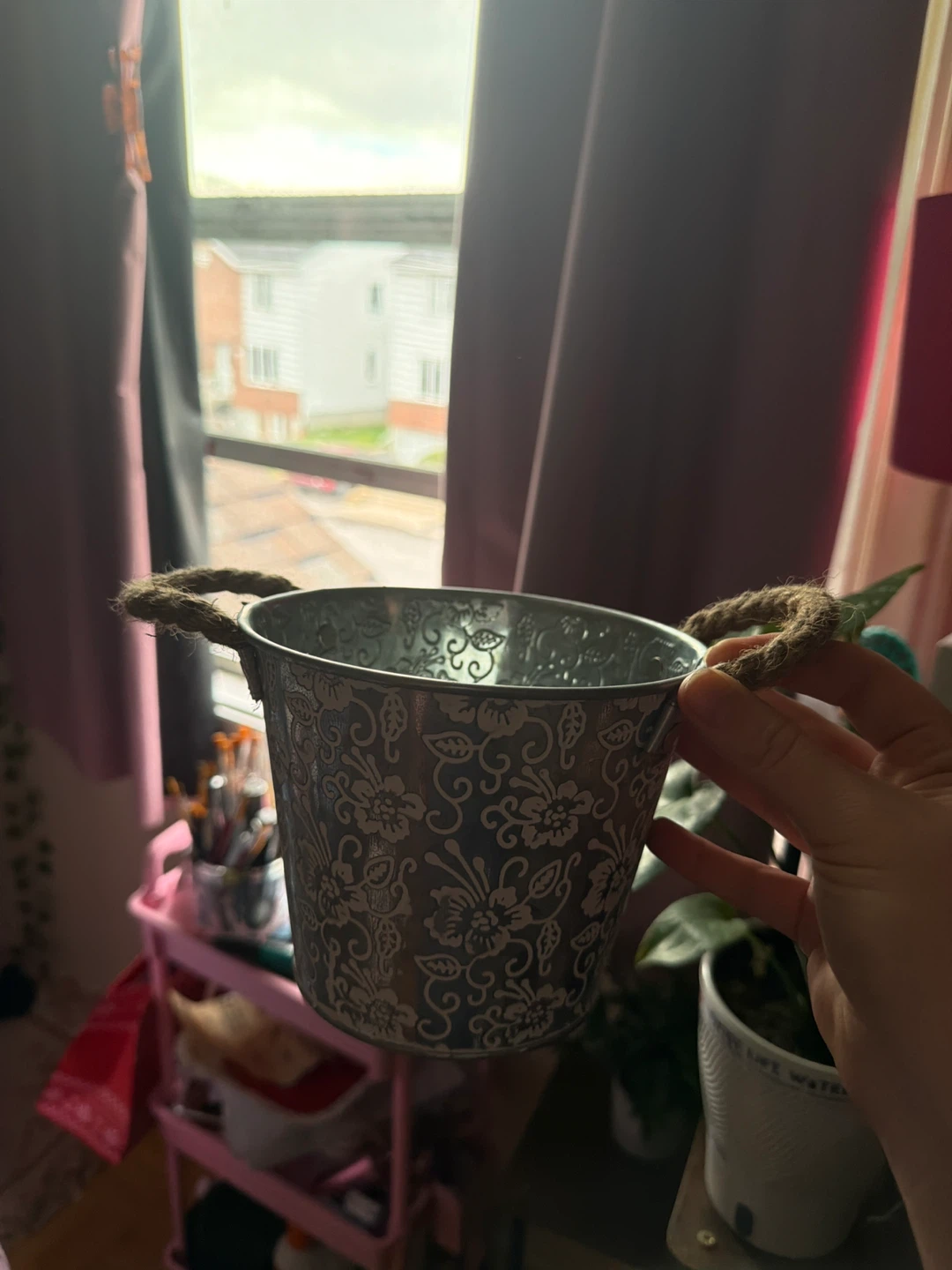 Decorative tin planter pot with rope handles