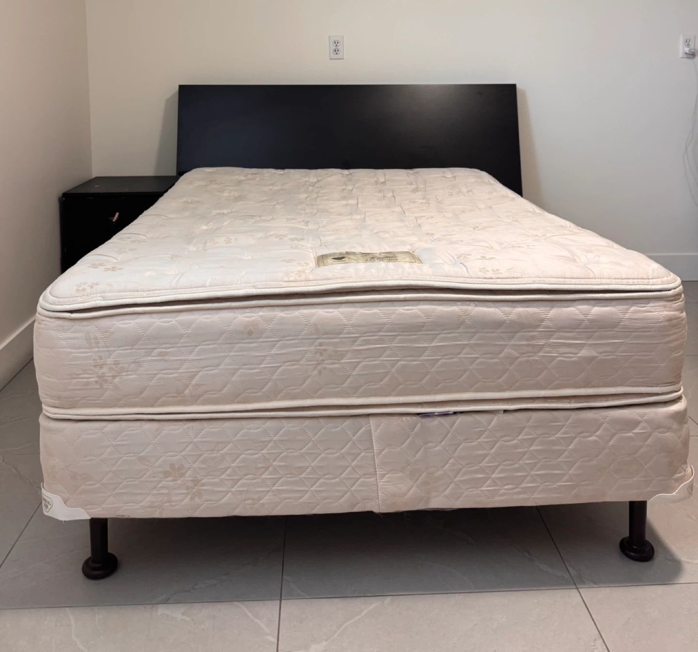 Queen Bed + Mattress + Side Table - photo 3