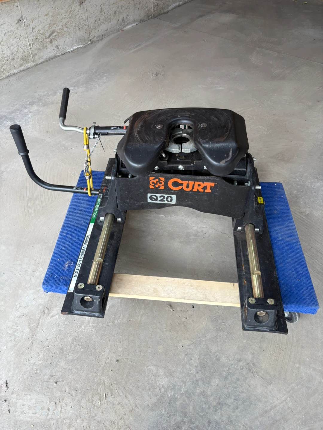 CURT Q20 5th Wheel Trailer Hitch