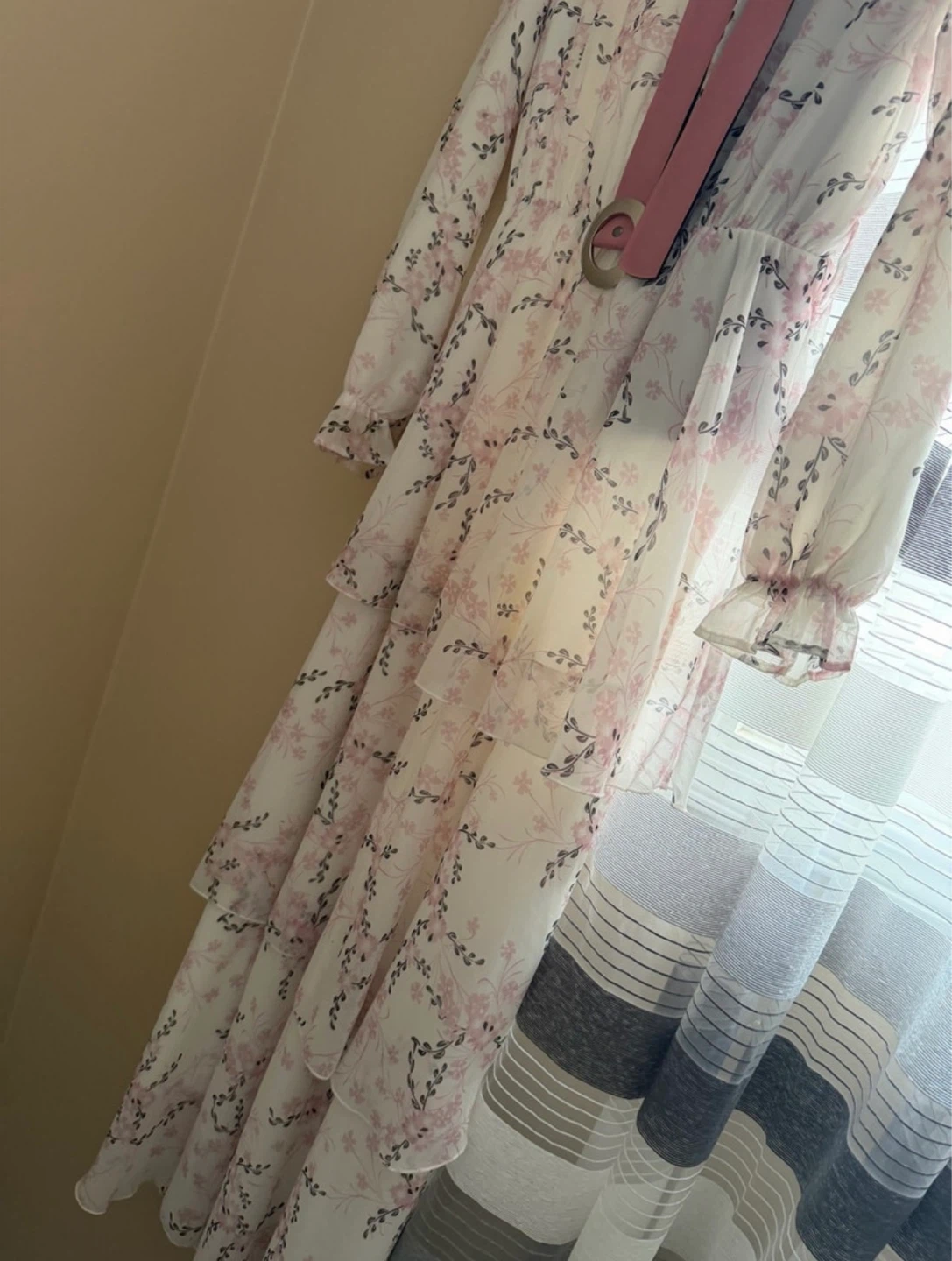 White floral tiered dress with pink belt - photo 2
