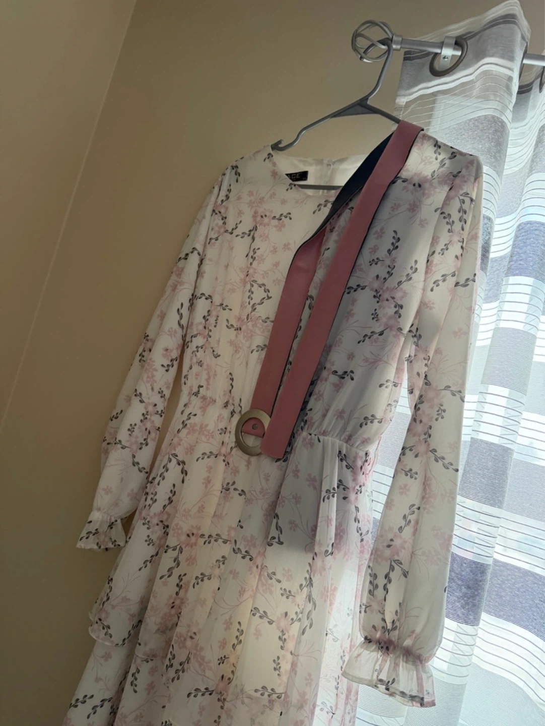 White floral tiered dress with pink belt - photo 3