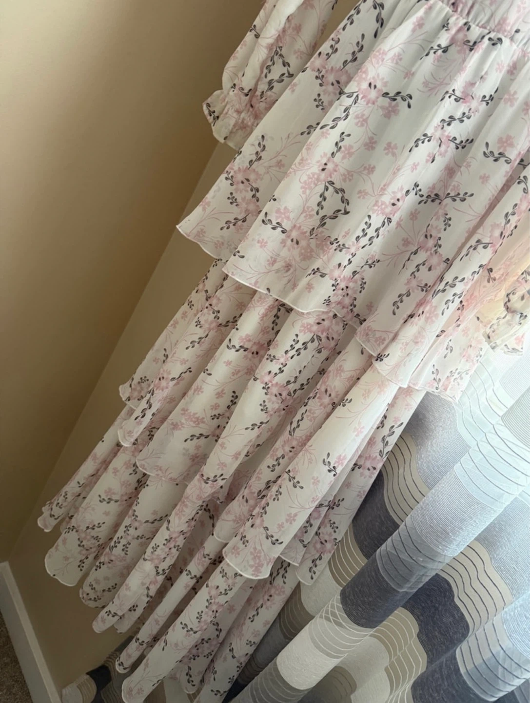 White floral tiered dress with pink belt - photo 4