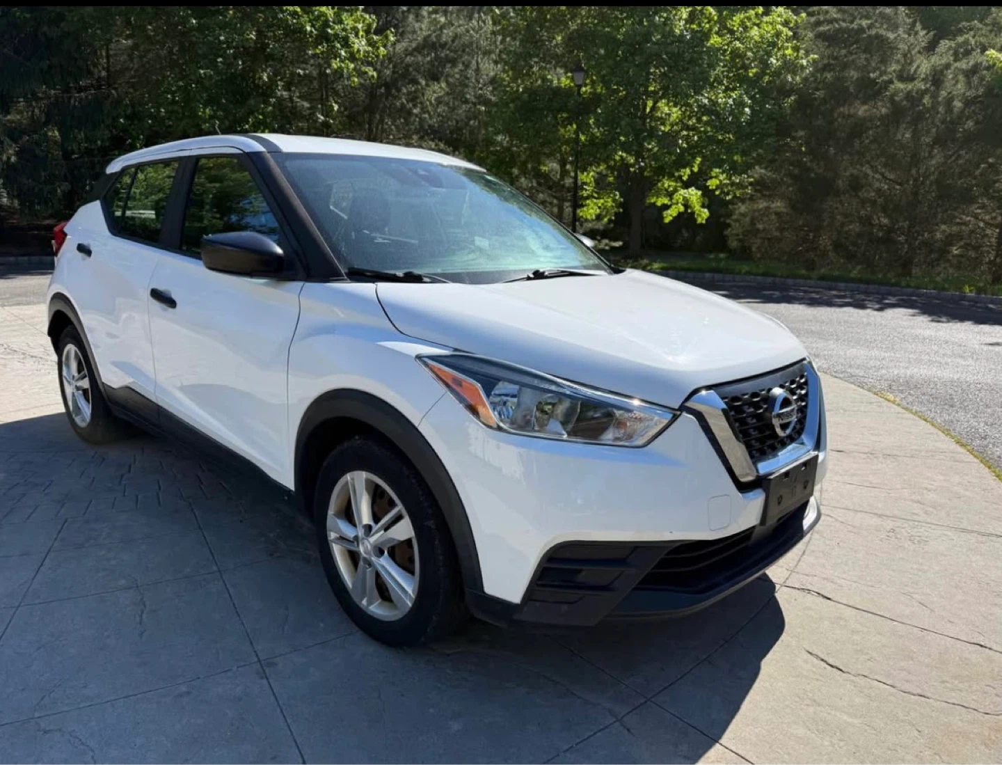 White Nissan Kicks