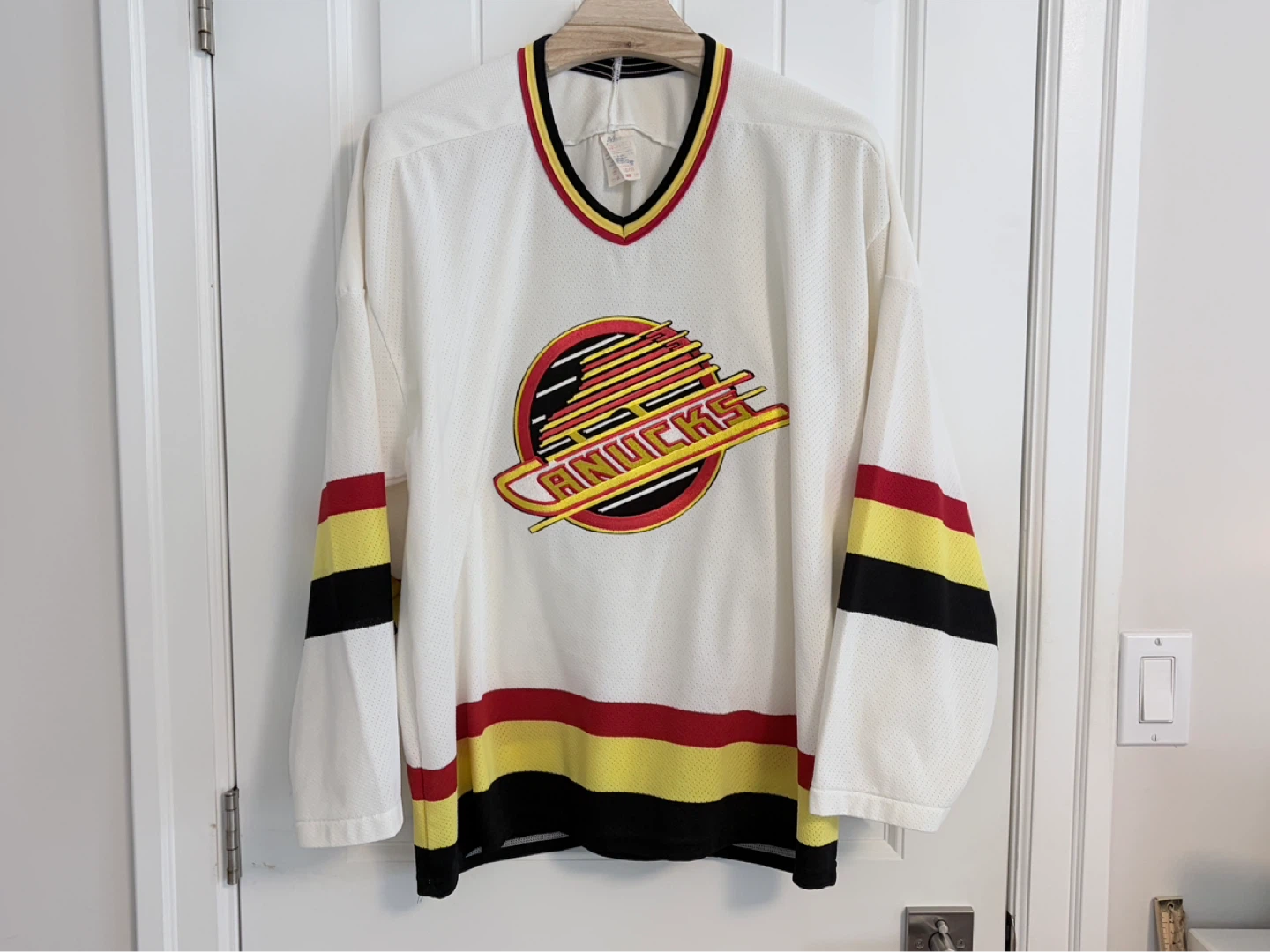 Authentic Vintage Maska Vancouver Canucks White Skate Jersey XL