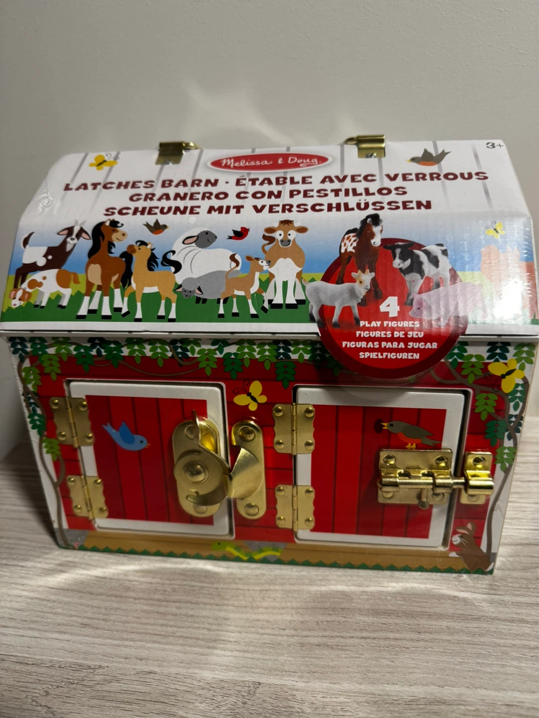 （brand new)Melissa & Doug Latches Barn with 4 Play Figures