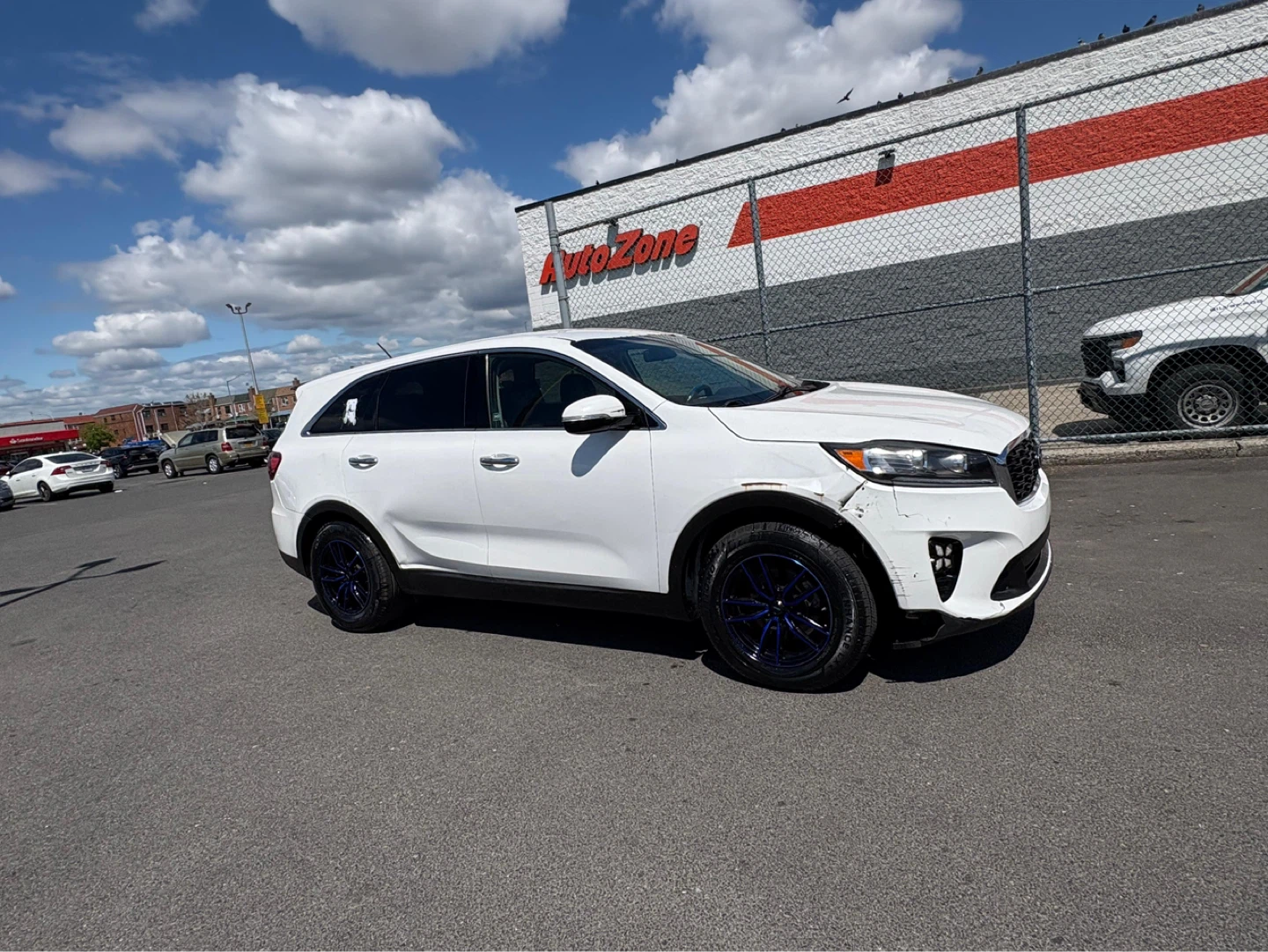 White Kia Sorento SUV with Blue Wheels - photo 2