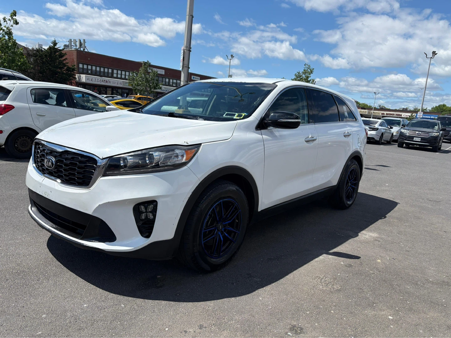 White Kia Sorento SUV with Blue Wheels - photo 4