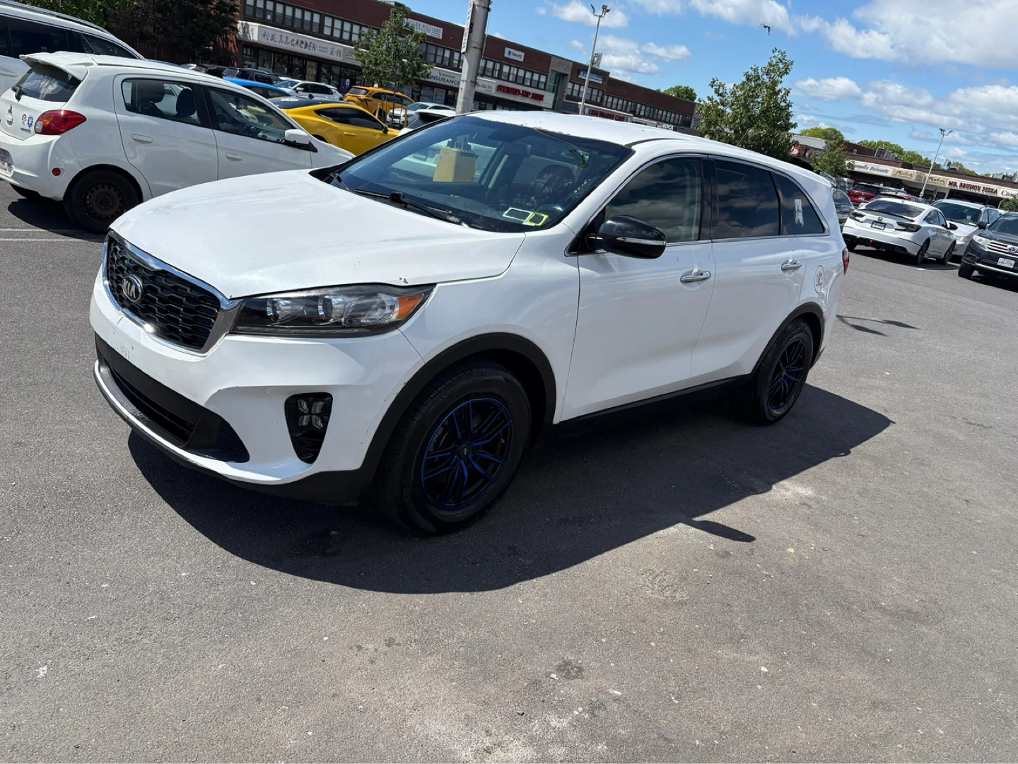White Kia Sorento SUV with Blue Wheels - photo 3
