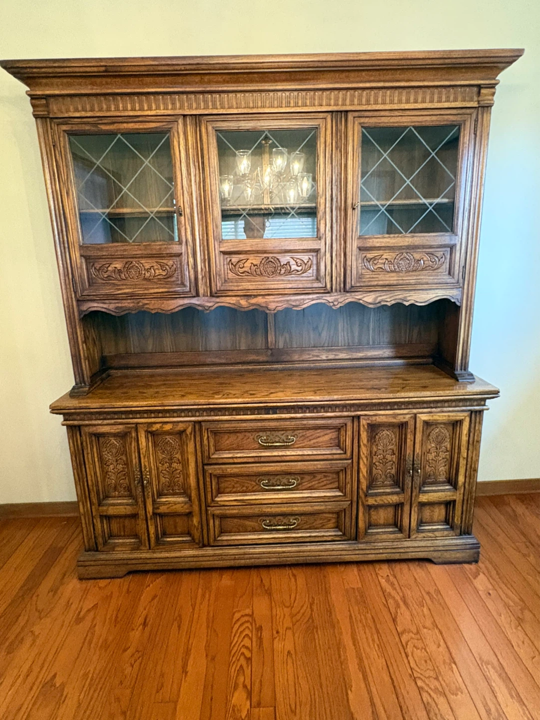 Free delivery used Wooden antique China Cabinet