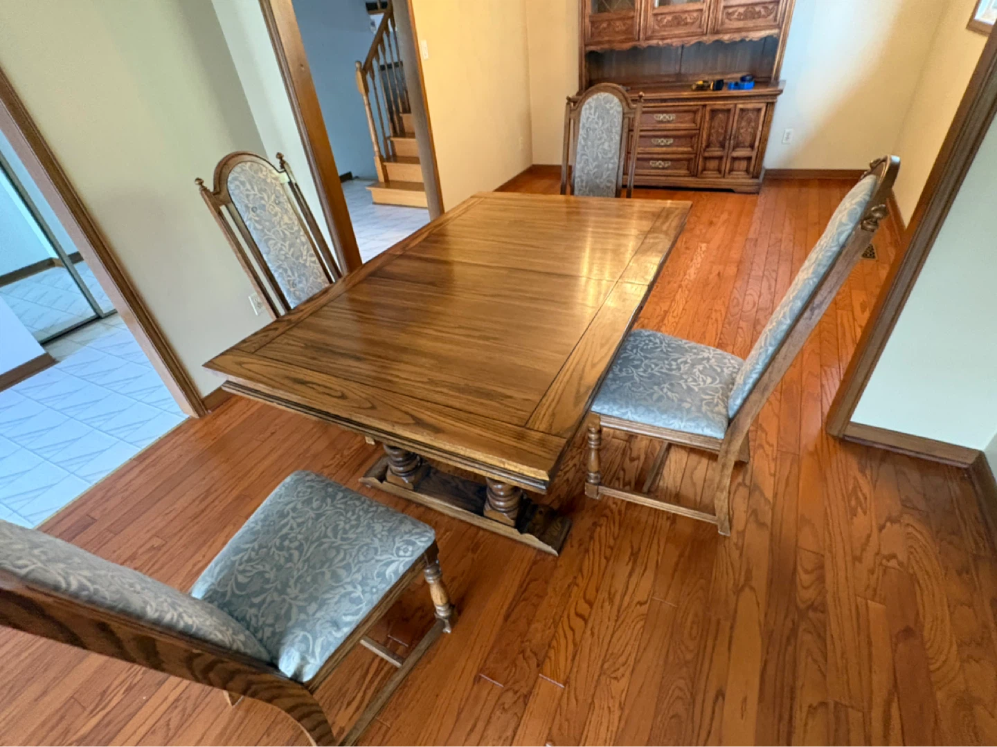 Free delivery used Wooden Dining Table with 4 Chairs