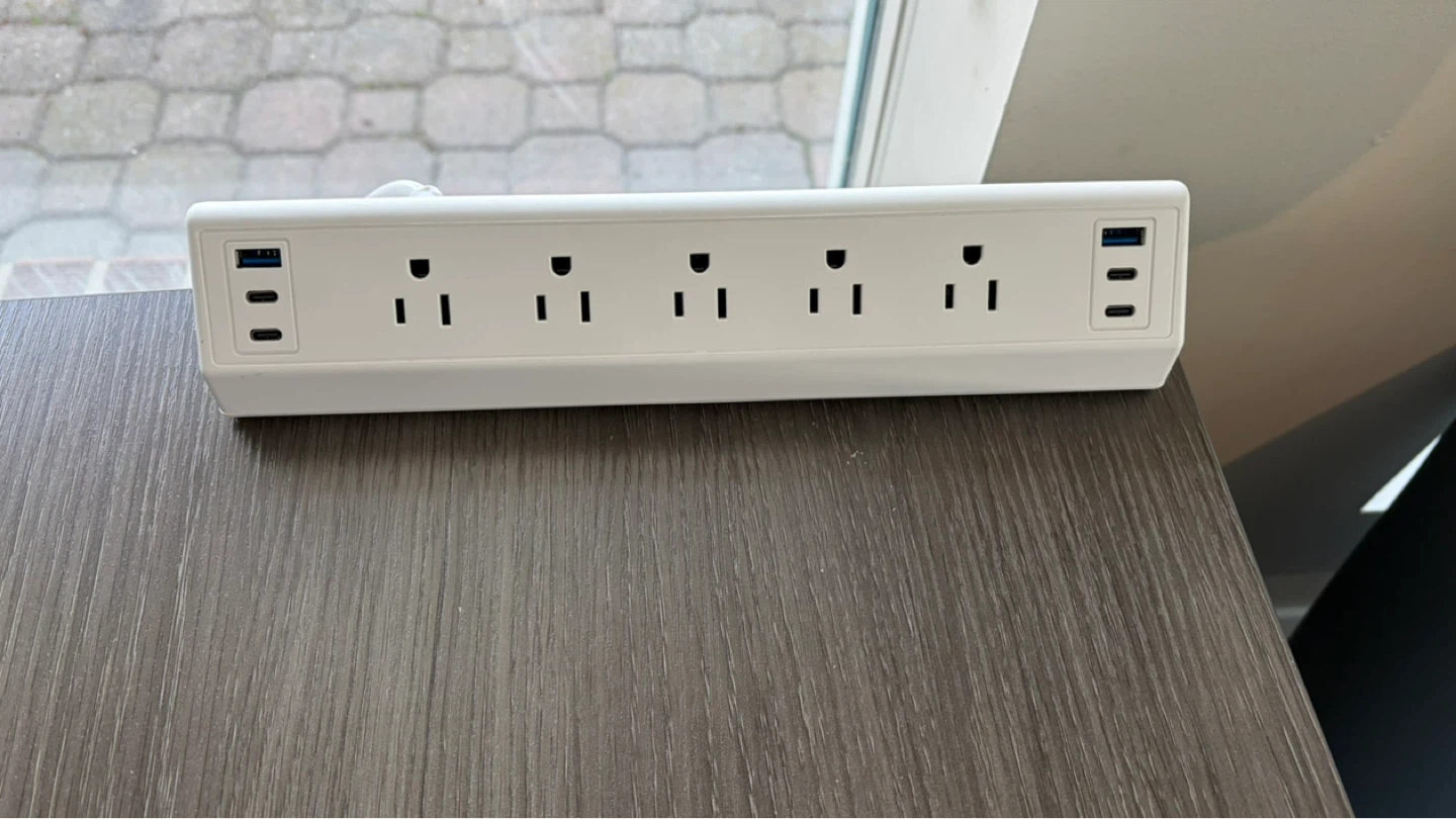 White Power Strip with 5 Outlets and 2 USB-C Ports