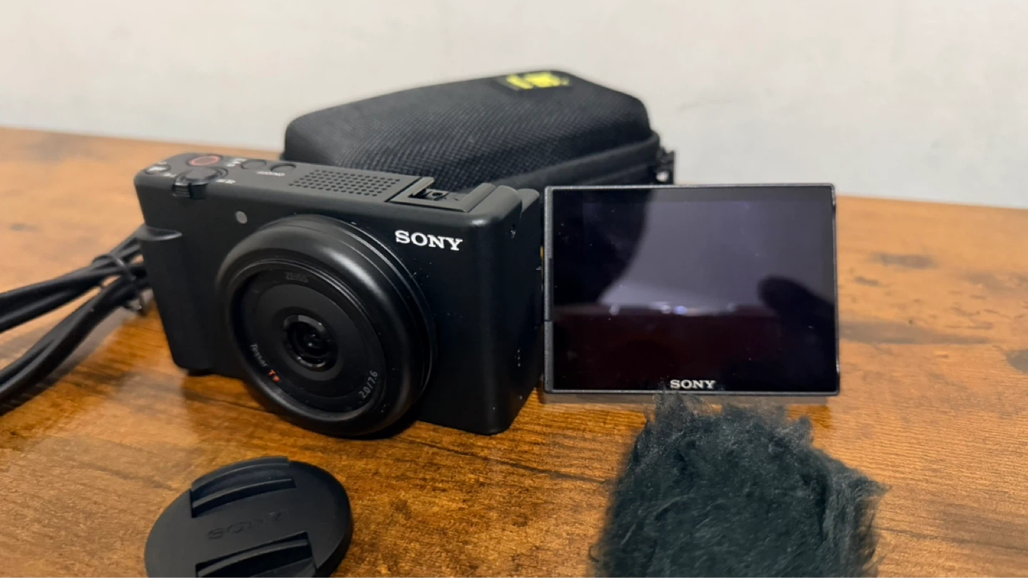 Sony ZV-1F Vlogging Camera with Accessories Like new - photo 2