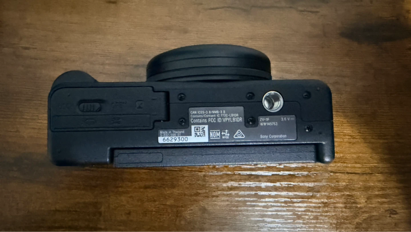 Sony ZV-1F Vlogging Camera with Accessories Like new - photo 4