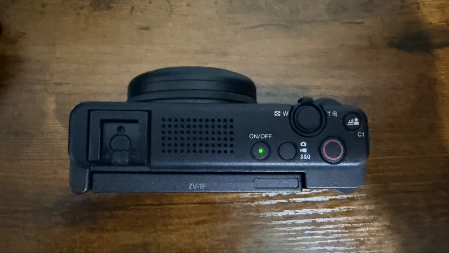 Sony ZV-1F Vlogging Camera with Accessories Like new - photo 3