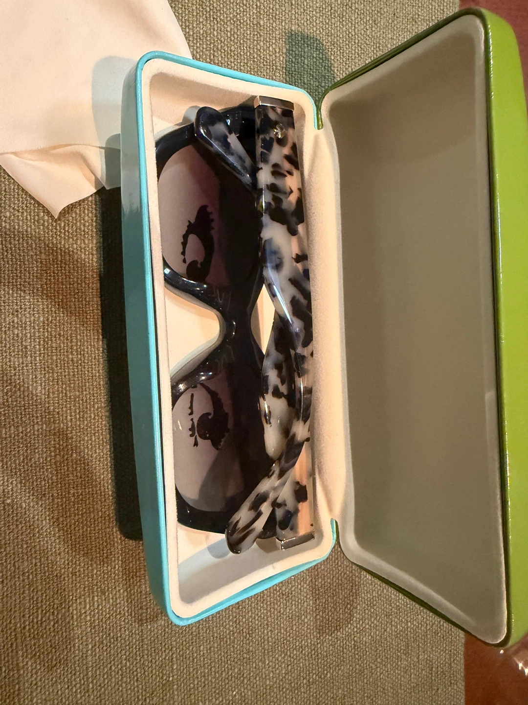 Kate Spade Sunglasses with Case - photo 3