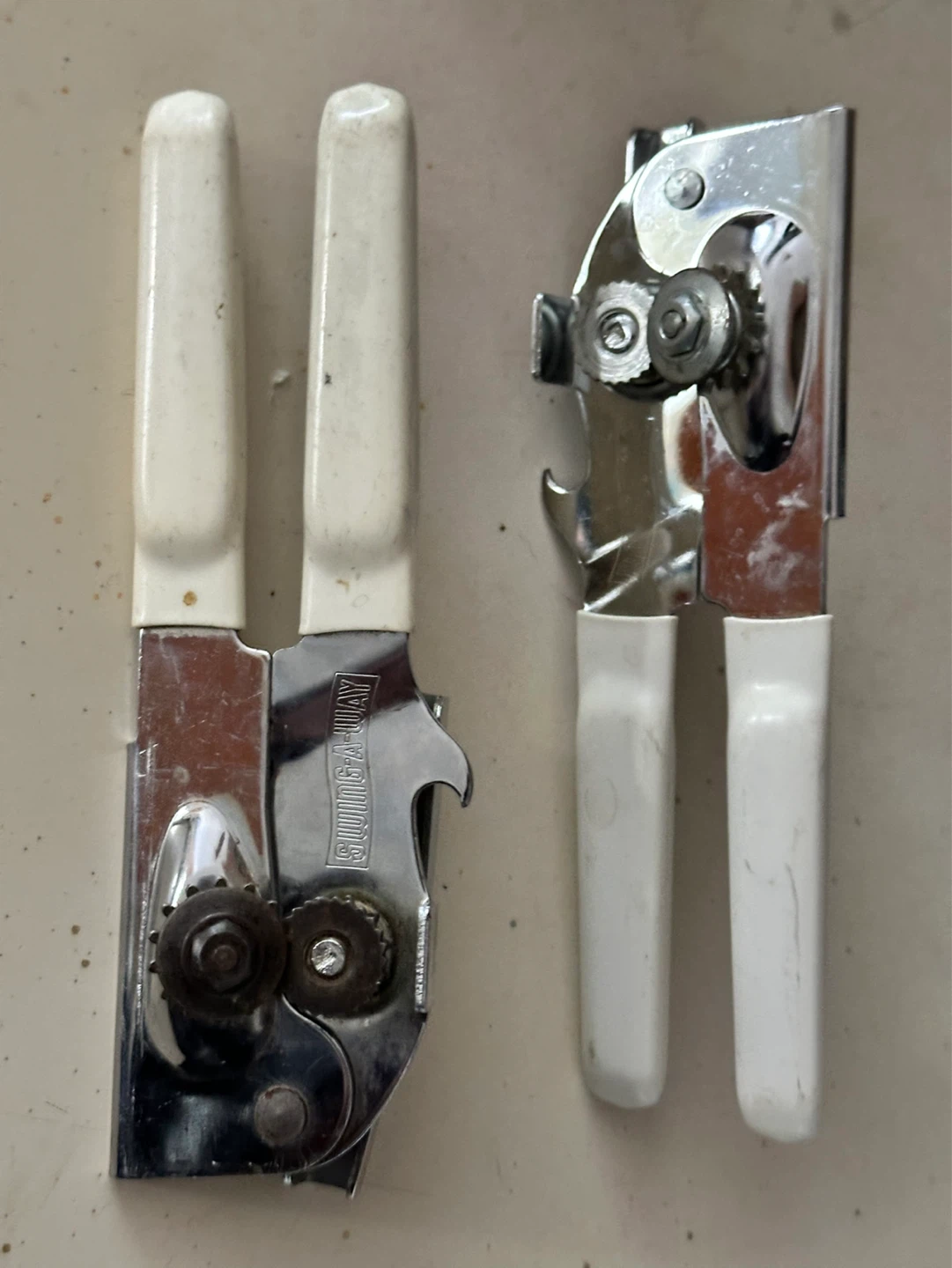 Vintage white handled swing away can opener - photo 4