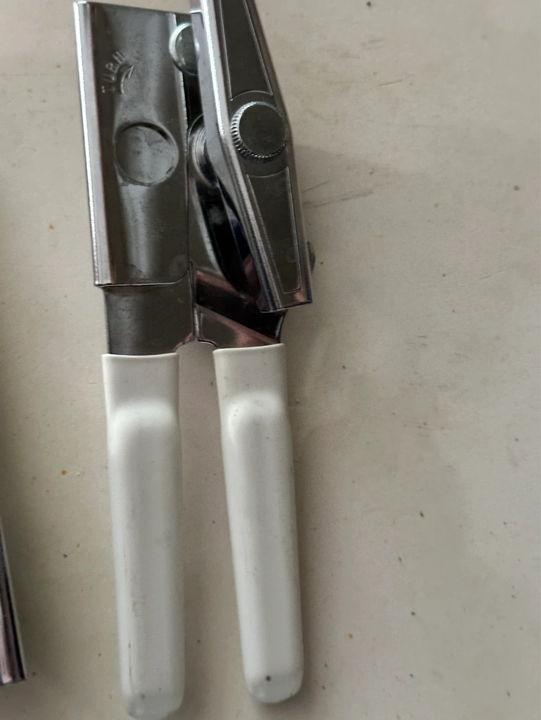 Vintage white handled swing away can opener - photo 2