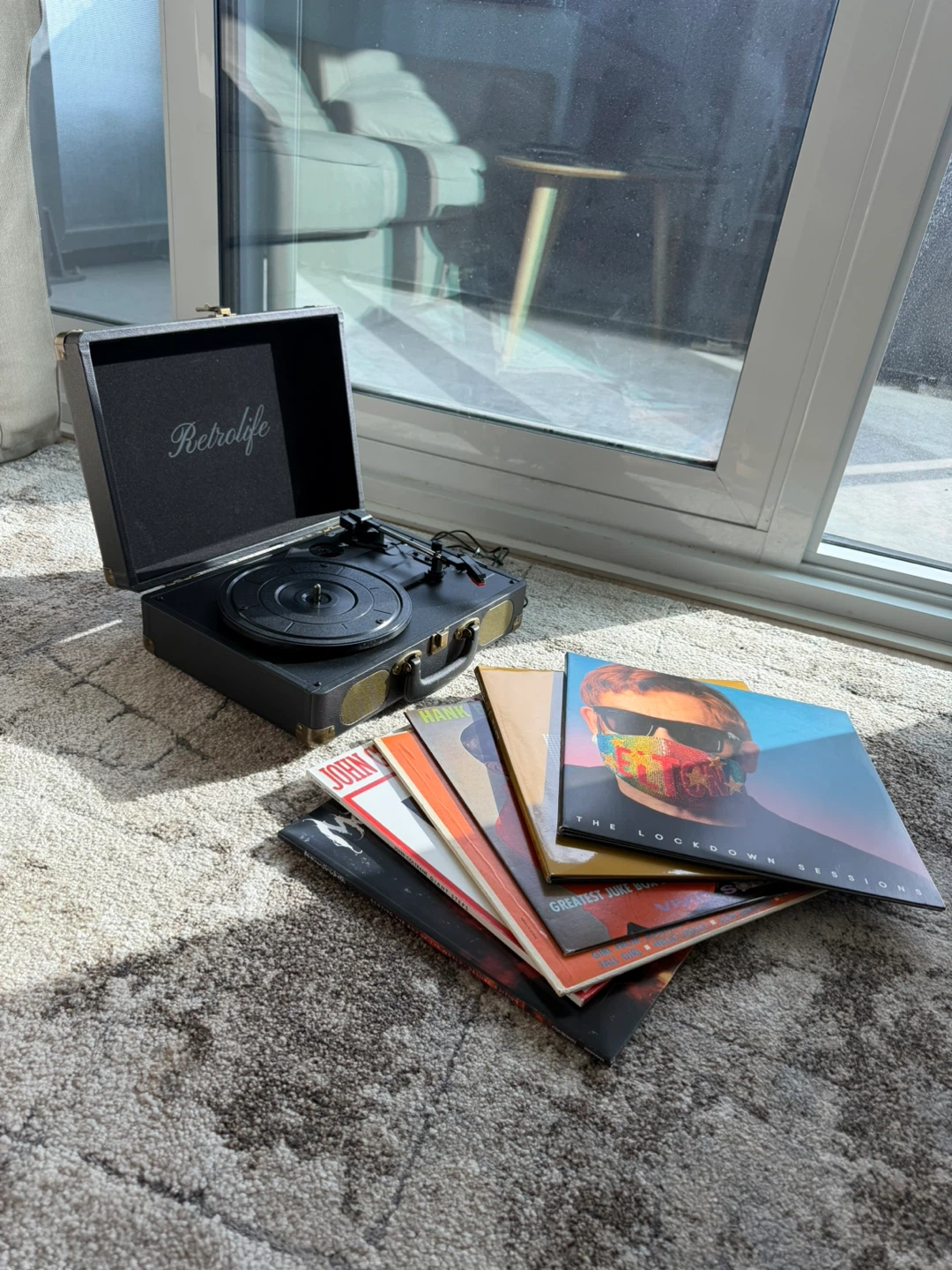 Vinyl Record Player + 5 Records - photo 2