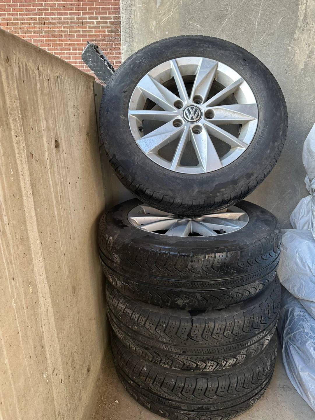 Pirelli P195/65R15 Winter Tire with VW Rim