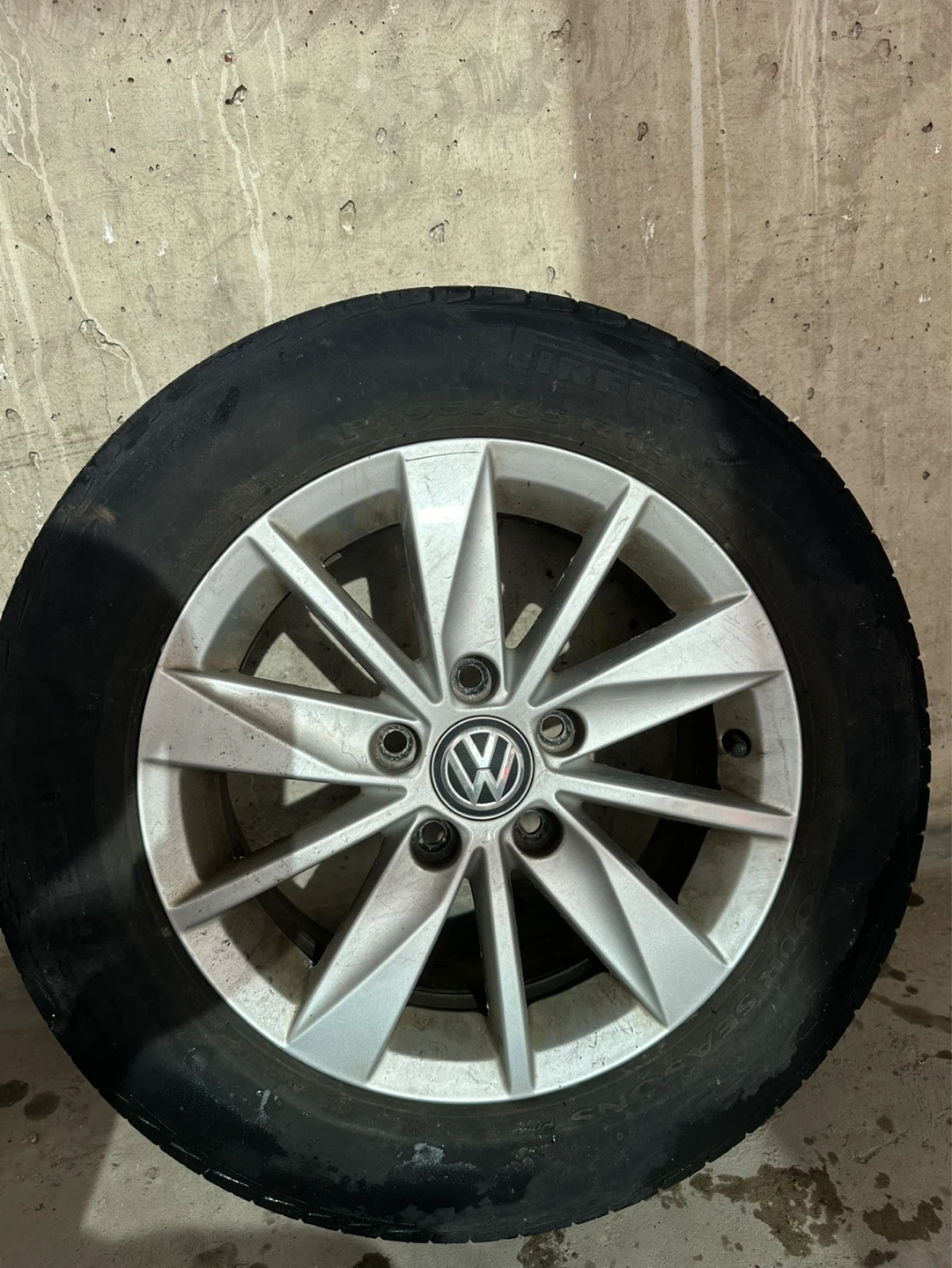 Pirelli P195/65R15 Winter Tire with VW Rim - photo 2