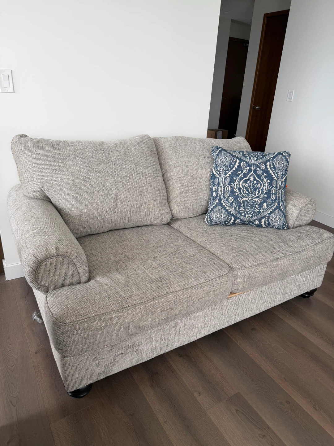 Comfy Oversized Ashley Loveseat with Decorative Pillow - photo 3