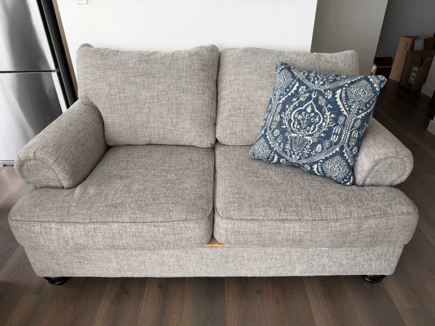 Comfy Oversized Ashley Loveseat with Decorative Pillow - photo 2