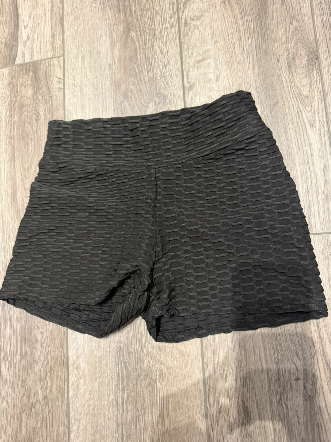 Viral Black Textured Scrunch Butt Shorts - photo 2