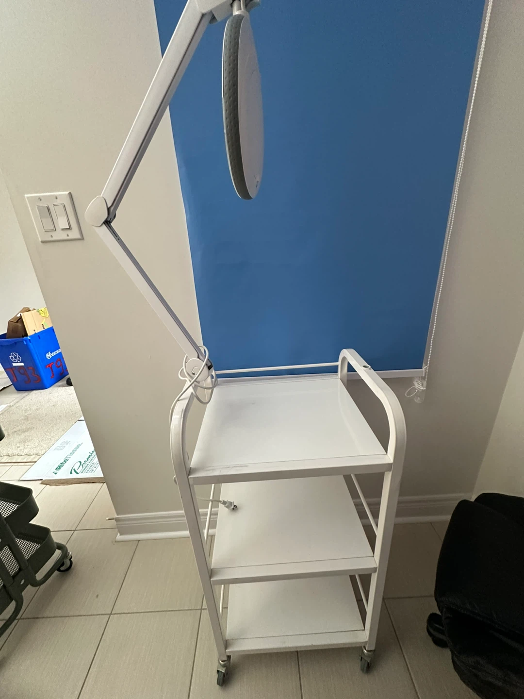 White Salon Trolley Cart with Magnifying Lamp - photo 2