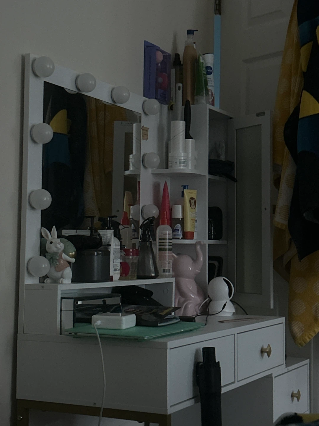 Vanity Table with Light-Up Mirror - photo 2