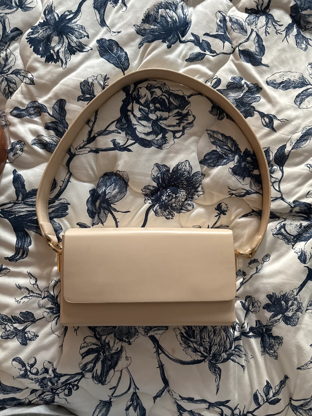 Cream patent leather clutch purse with strap - photo 2