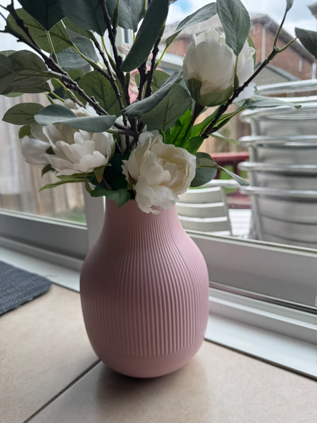 Pink ribbed vase with artificial flowers (Flower Pot) - photo 2