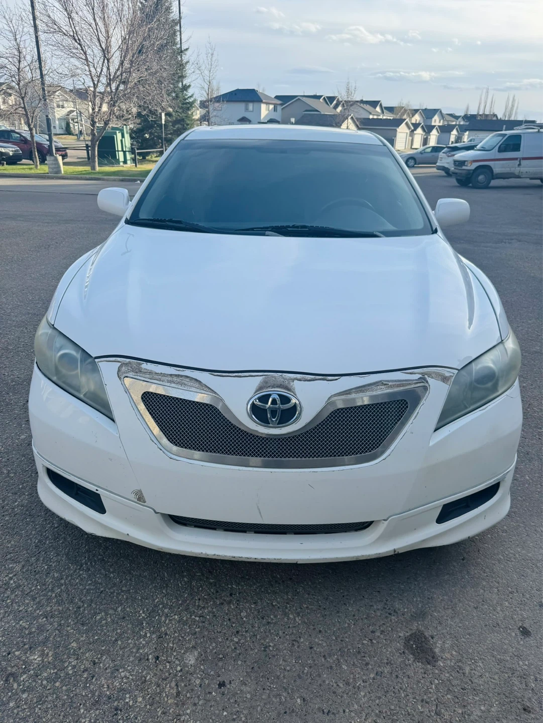 White Toyota Camry SE 2009