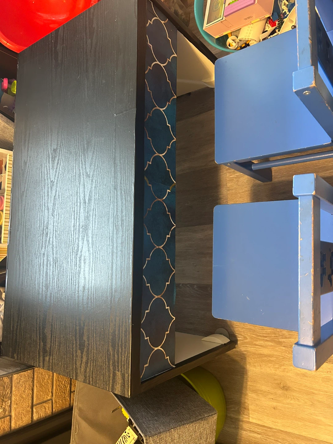 Art table  with Decorative Side Panel and two preschool chairs
