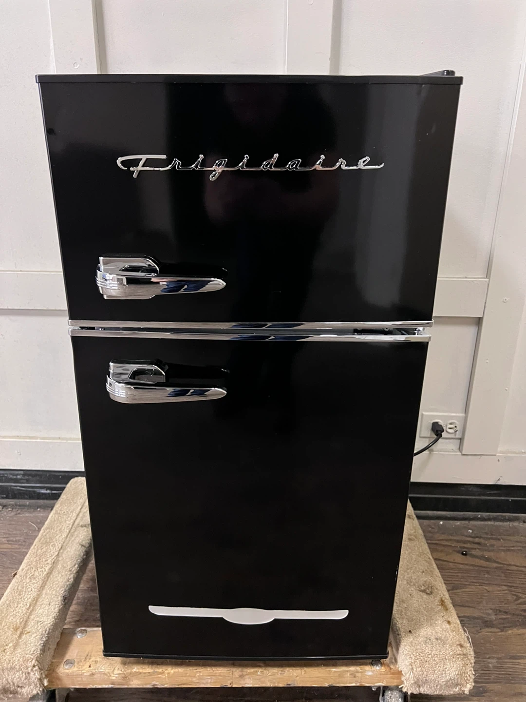 Frigidaire Black Retro Mini Fridge