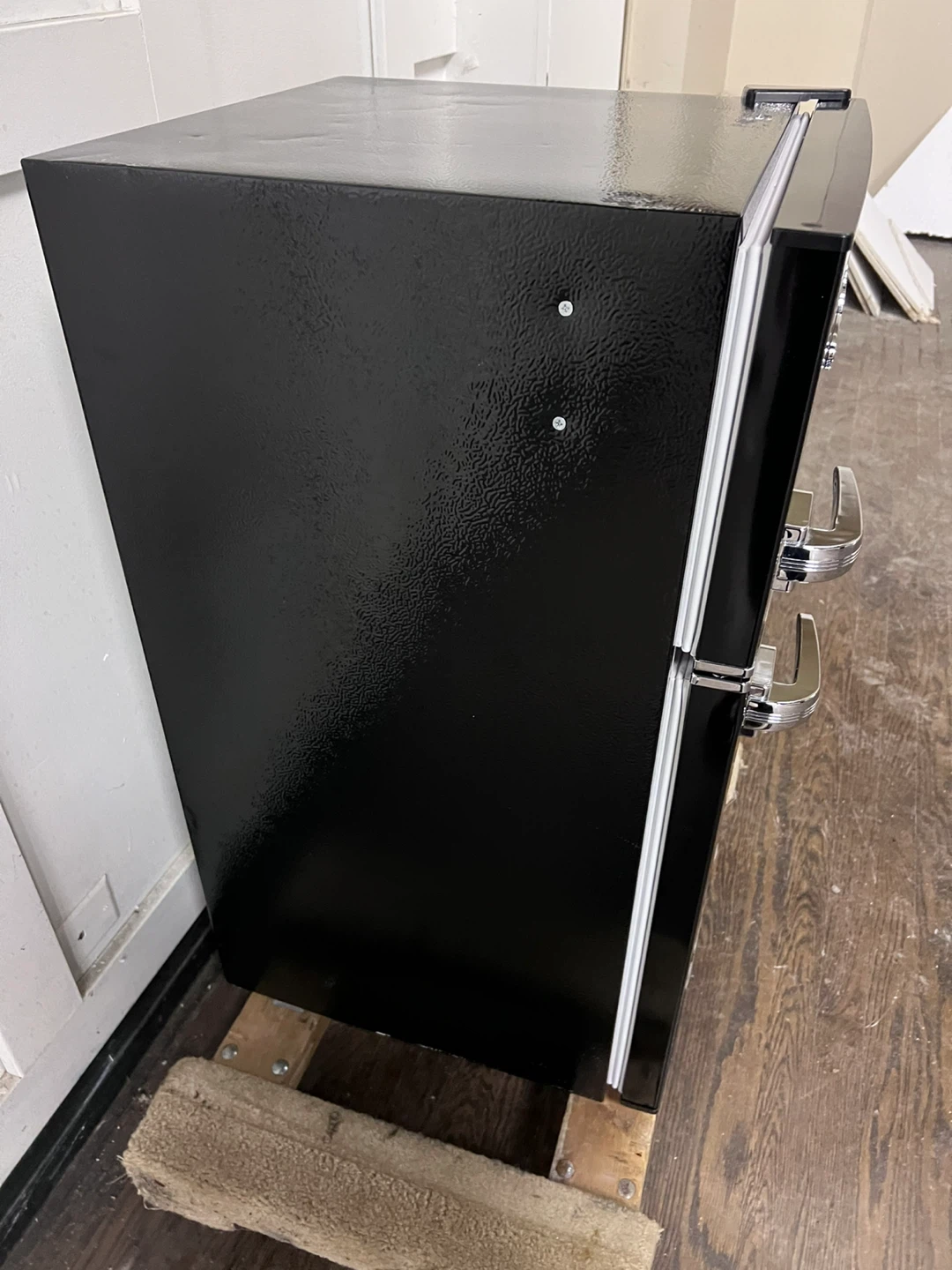 Frigidaire Black Retro Mini Fridge - photo 5