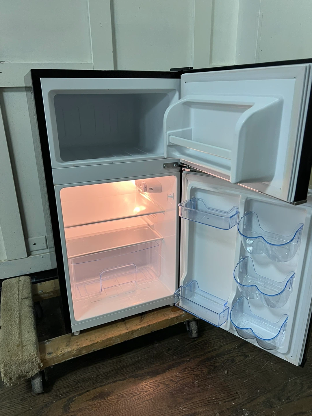 Frigidaire Black Retro Mini Fridge - photo 2