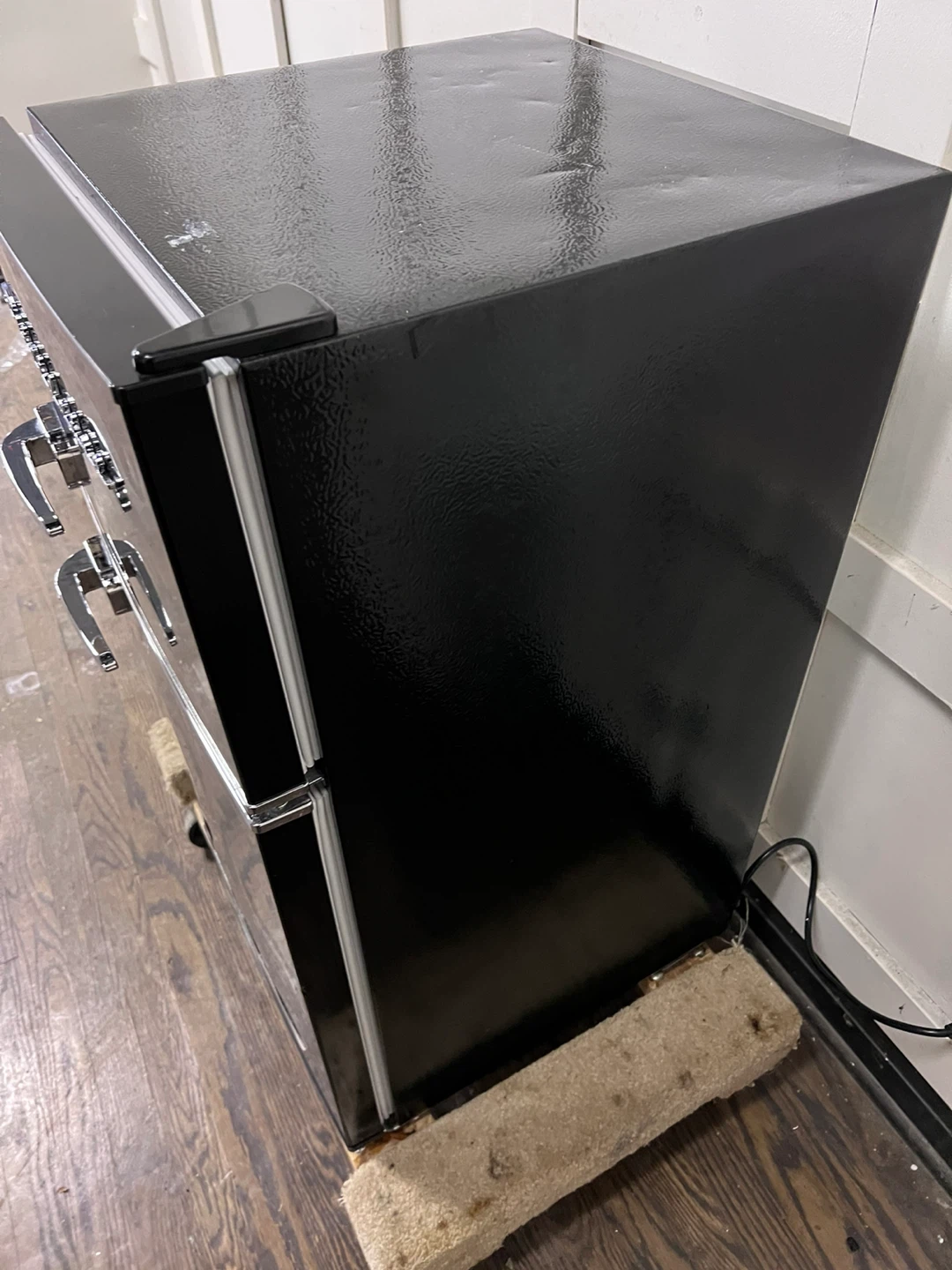 Frigidaire Black Retro Mini Fridge - photo 4