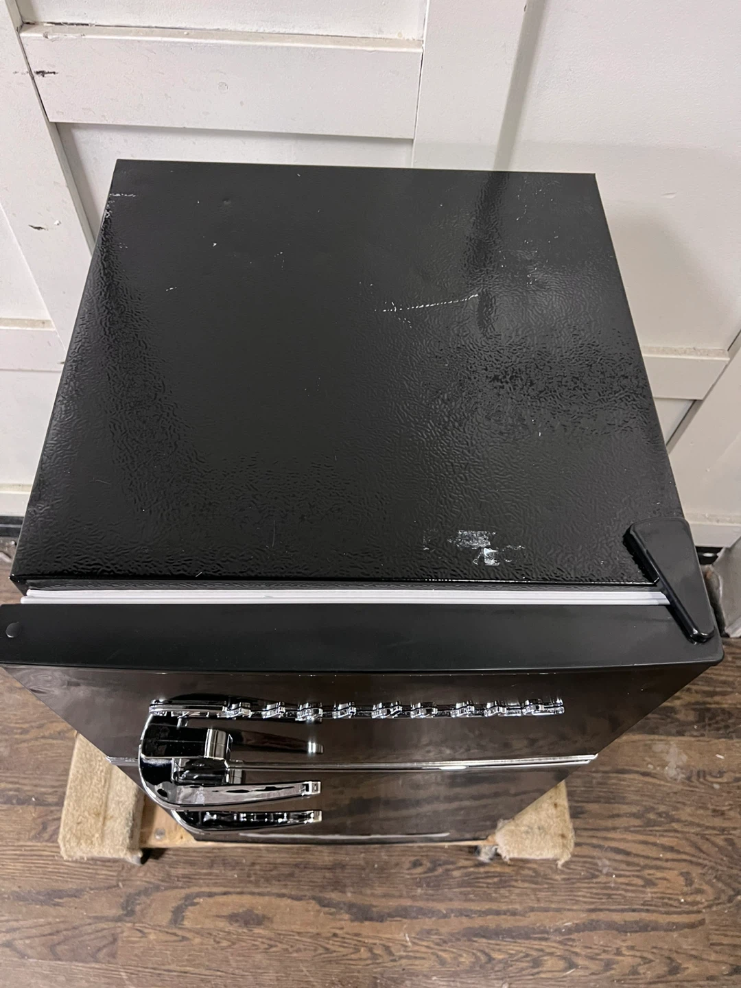 Frigidaire Black Retro Mini Fridge - photo 3