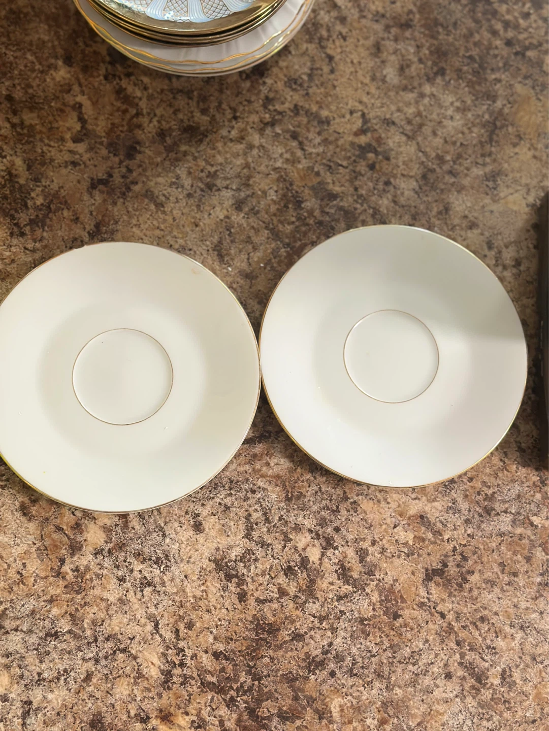 Set of 2 White Saucers with Gold Rim - photo 2