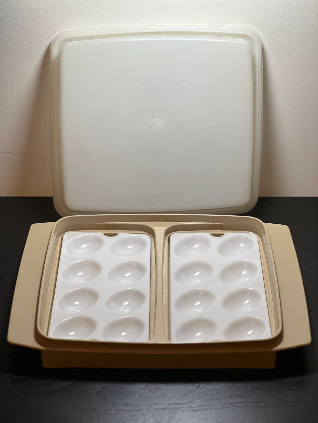 Vintage Tupperware Deviled Egg Keeper/Carrier Almond/Beige w/Lid - photo 3