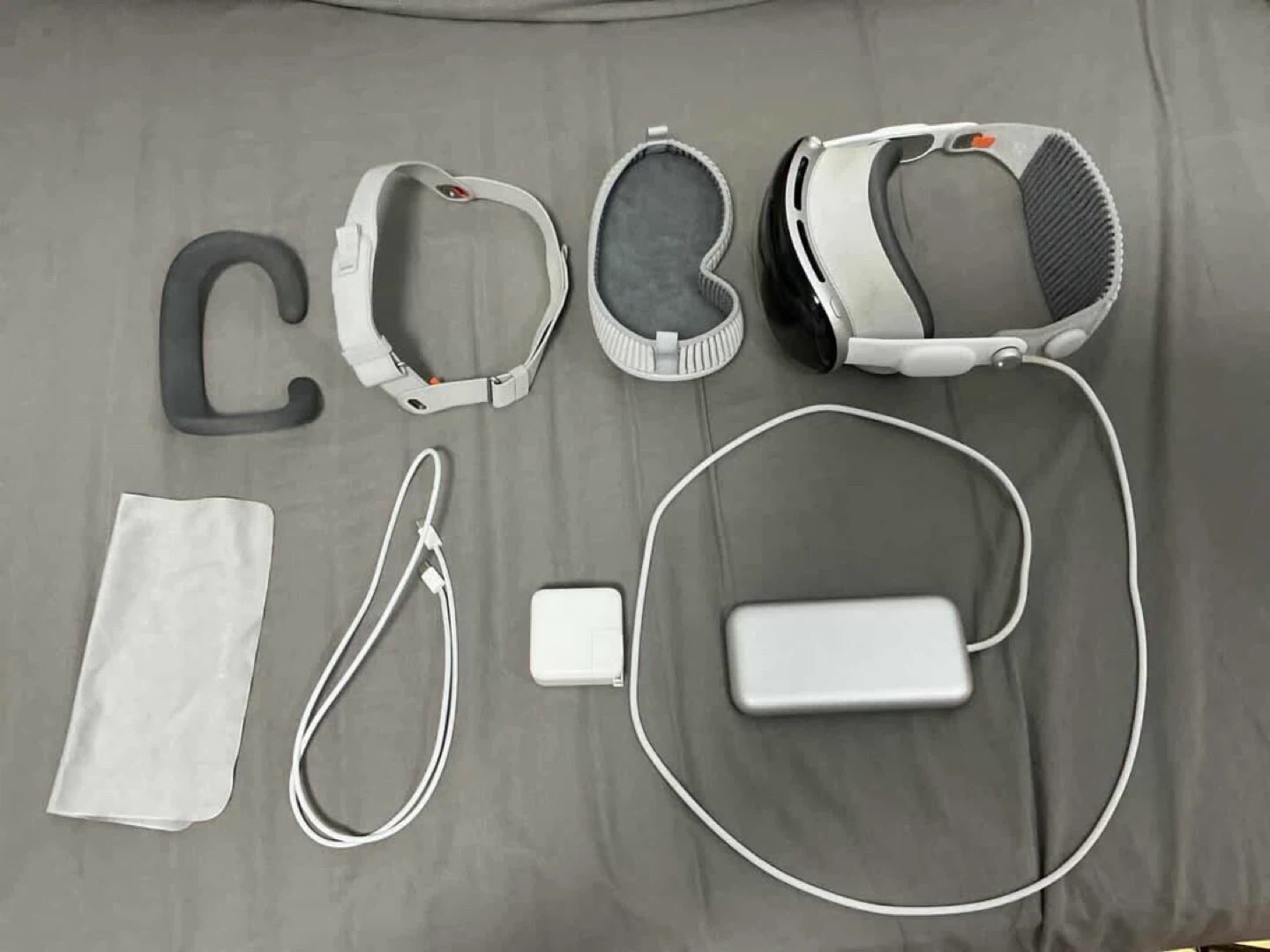 Apple Vision Pro VR Headset - photo 2