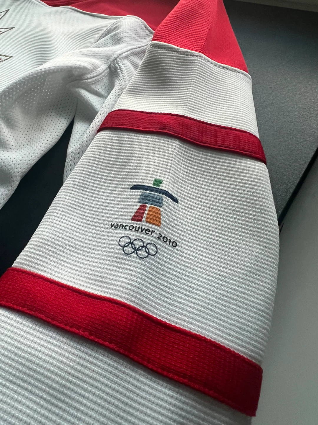 Vancouver 2010 Canada Hockey Jersey (Kids Large) - photo 3