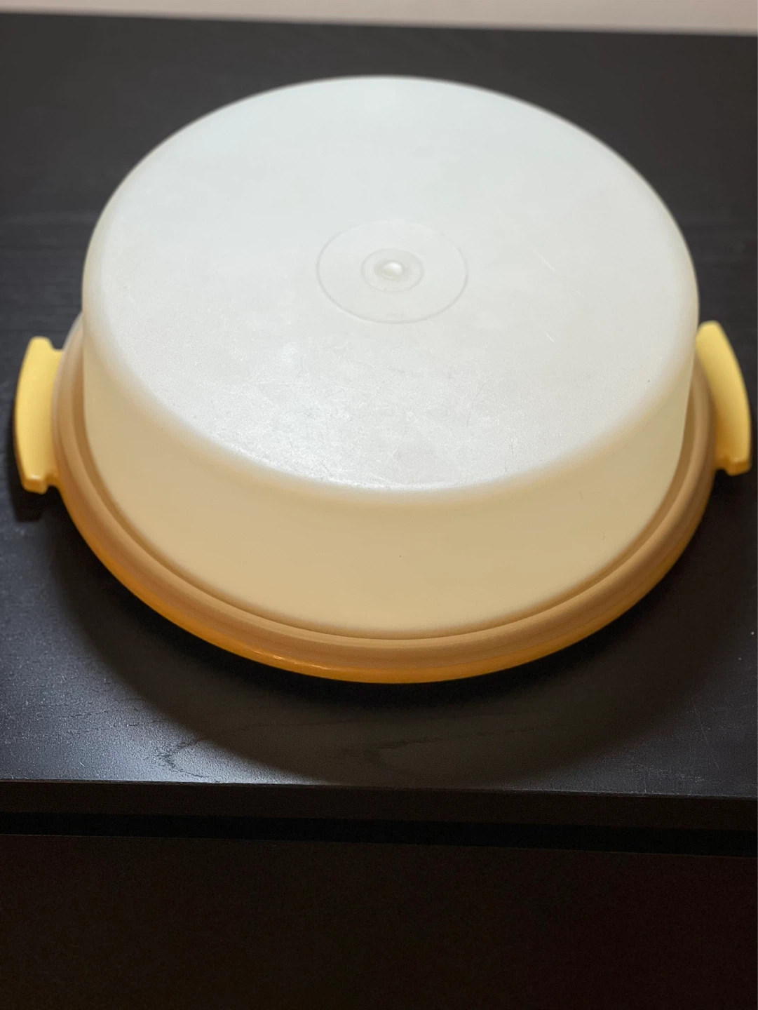 Vintage Tupperware Harvest Gold Pie or Cake Taker - photo 2